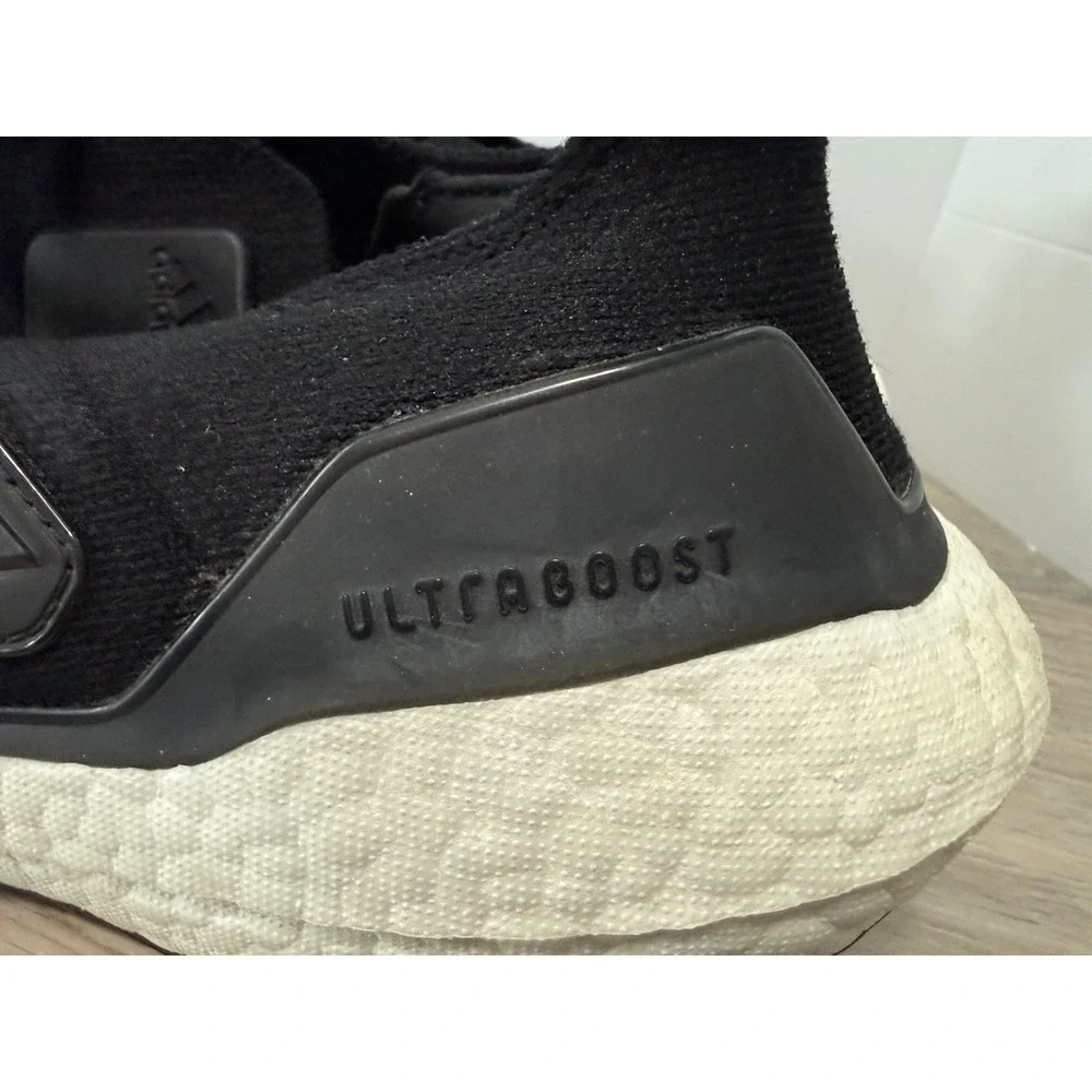 Adidas UltraBoost 22 Mens Size 9.5 Black White Athletic Running Shoes Sneakers